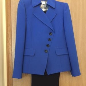 Tahari 2-Piece Pants Suit in 4 Petite.